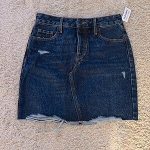 Old Navy Jean skirt. New. Size 0. Excellent condition.